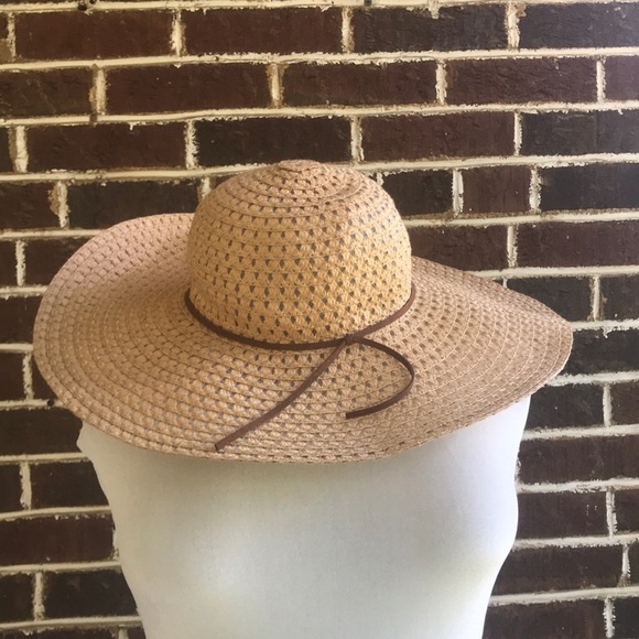 Floppy straw beach hat - Picture 1 of 3